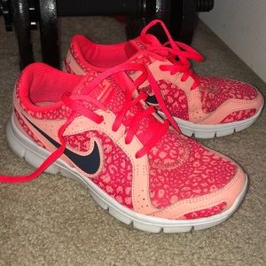 Coral/orange Nike
